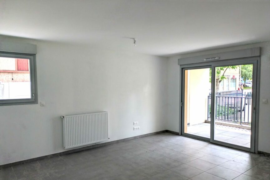 Séjour vide, neuf, avant home staging Séjour vide, neuf, murs blancs, avant home staging